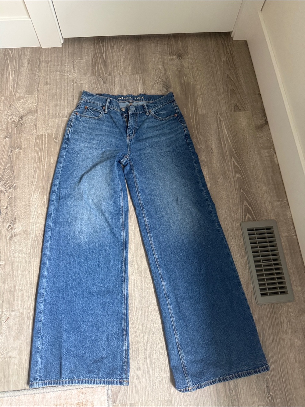 American Eagle Outfitters Wide Leg Jeans in Medium Blue Wash